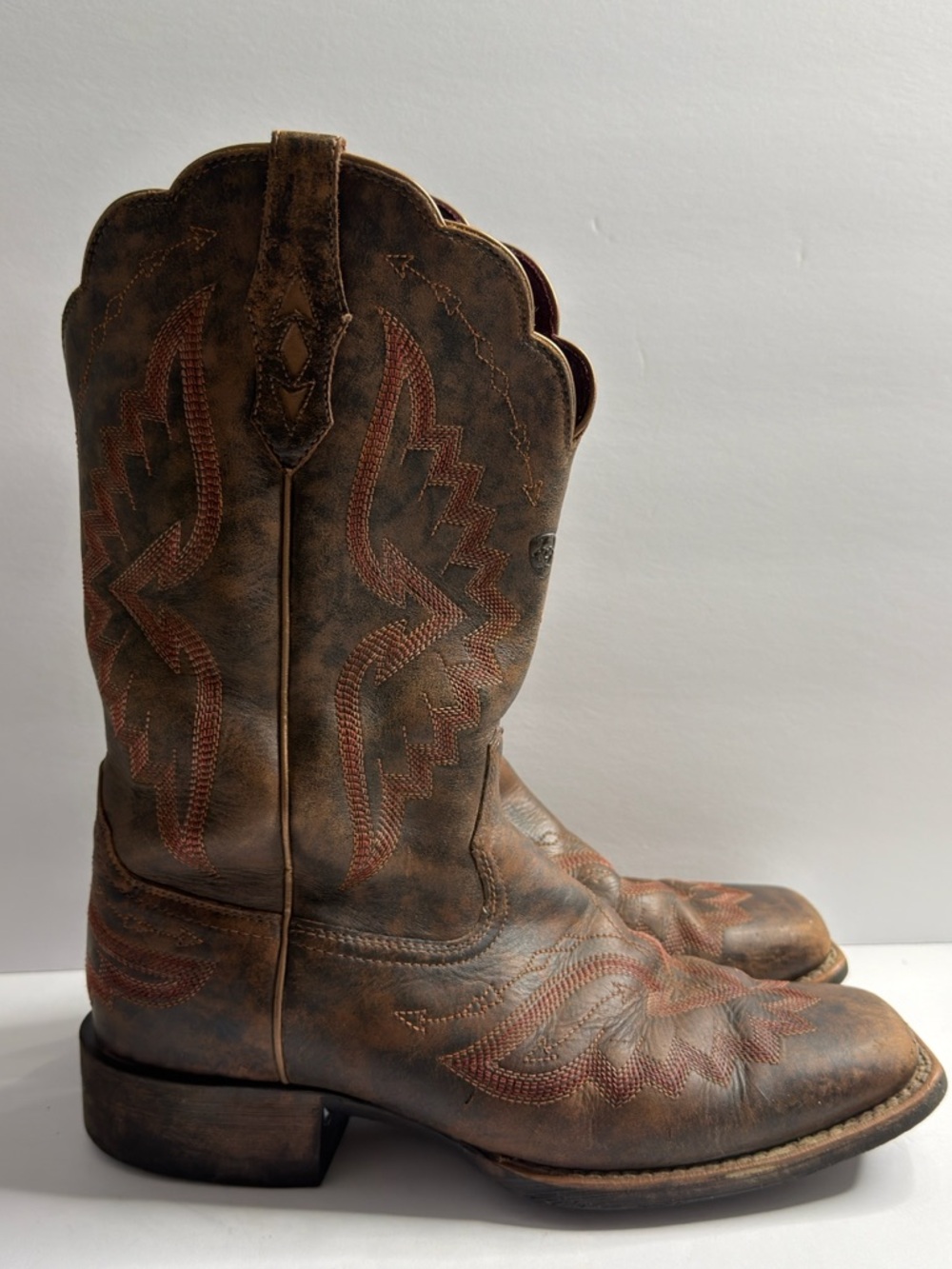 Ariat Women's Sz.10B Distressed Round Up Santa Fe Cowboy Boots